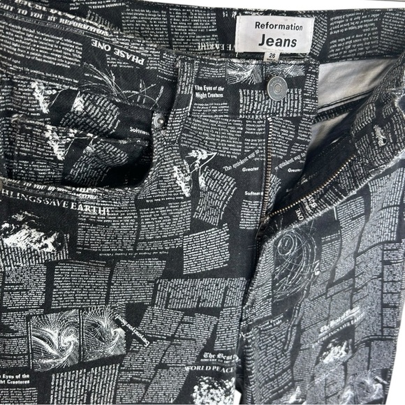 Reformation, High-Rise Bootcut Jean ‘Peyton' Zine Newspaper Print, Black Size 26 - Picture 10 of 17